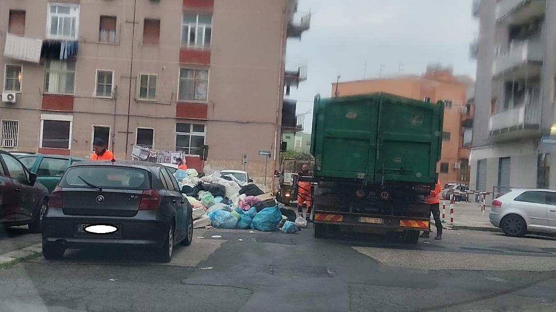 La raccolta dei rifiuti abbandonati in via Fogarazzo a Taranto