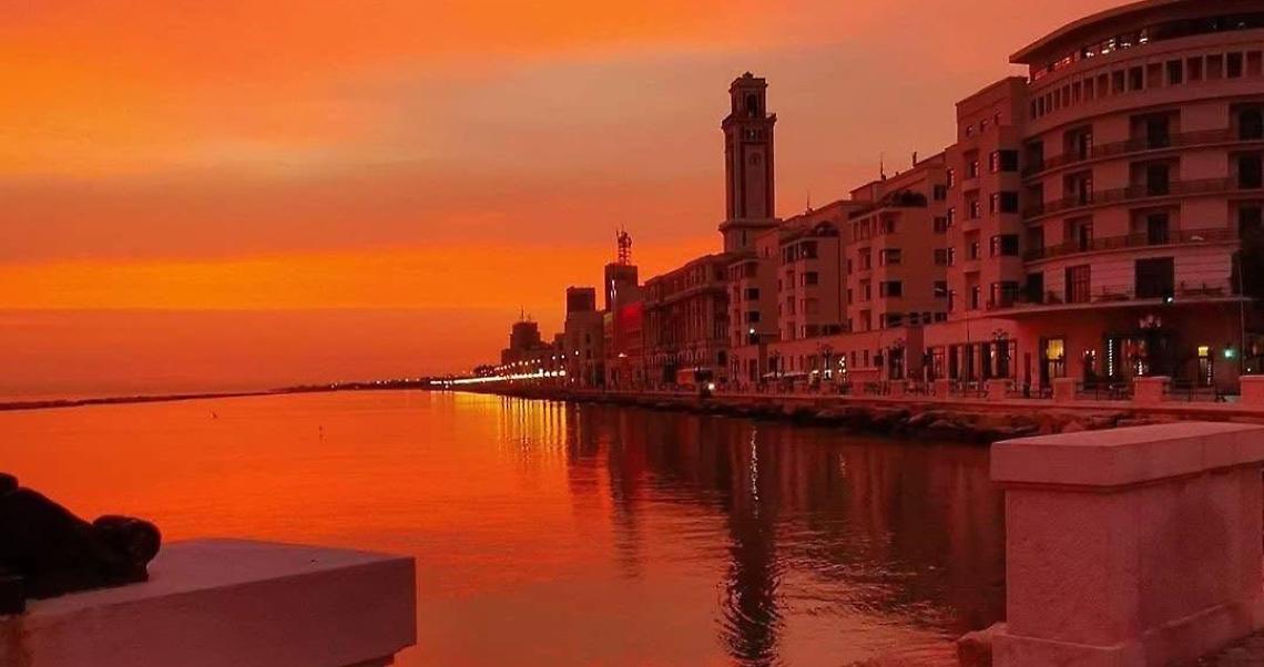 L'alba di oggi a Bari - Photo Credits @massimodanza per il gruppo No, Non venite in Puglia
