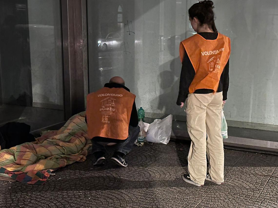 Un senzatetto aggredito a Bari - foto Associazione Incontra