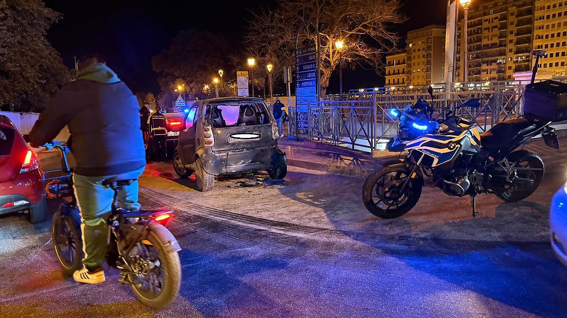 Auto in fiamme sul Ponte Girevole - foto di Francesco Manfuso