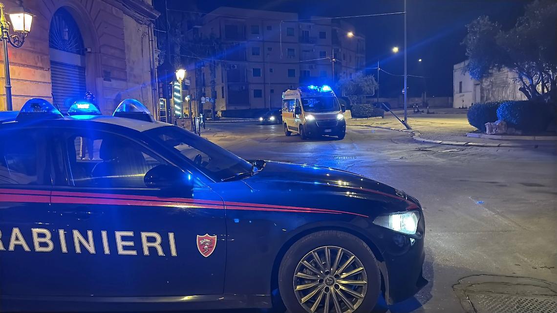 Un uomo ferito a coltellate nella notte - foto di Francesco Manfuso