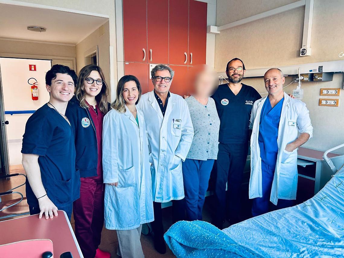 Il prof. Signorello con la sua equipe e la paziente
