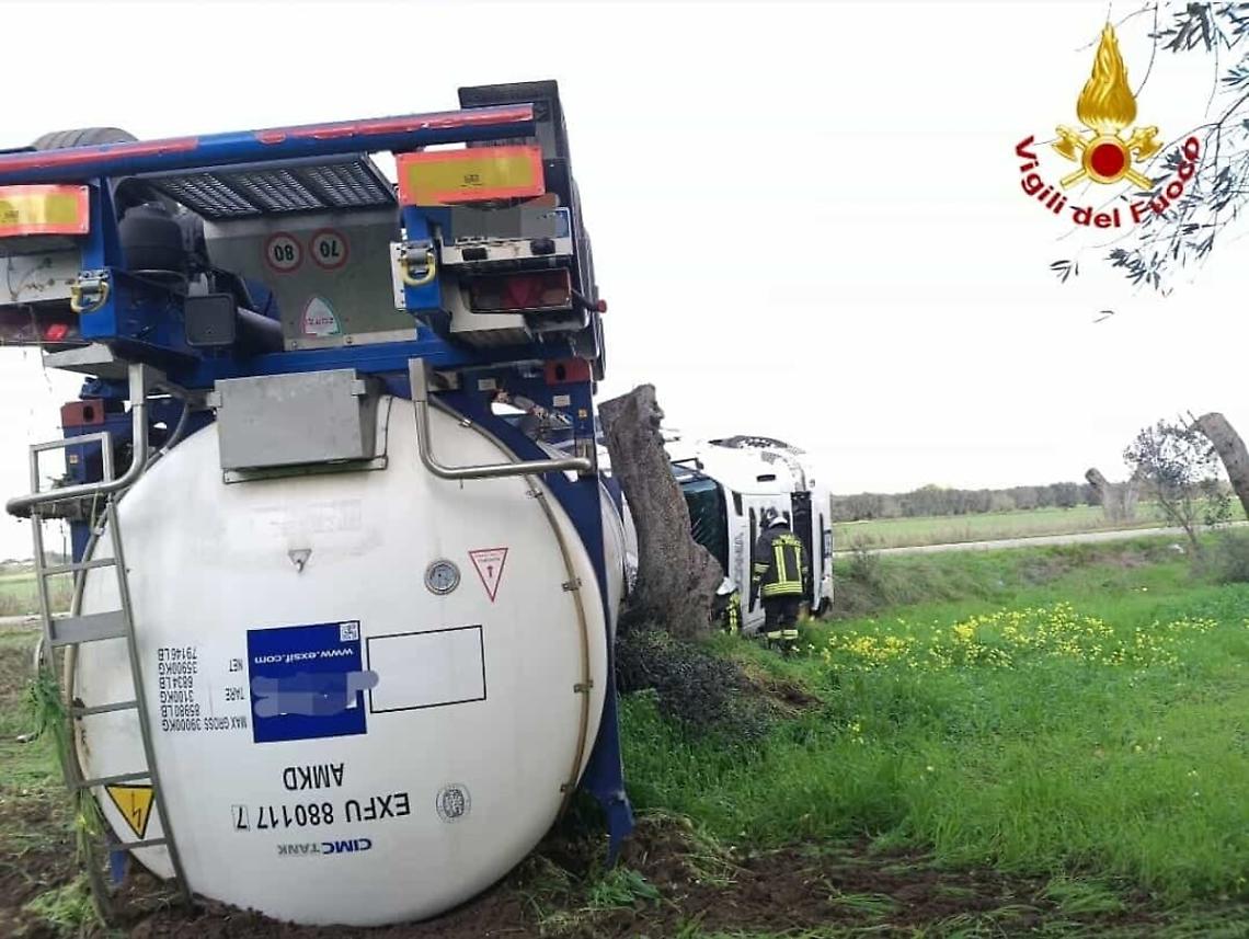 Autocisterna si ribalta sulla provinciale Oria-Cellino - foto Vigili del Fuoco