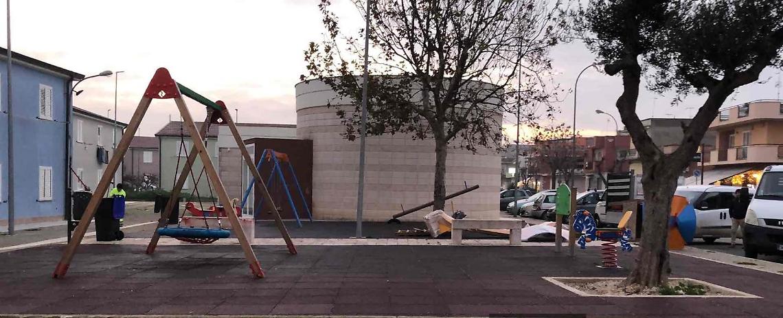 Viale 1&deg; Maggio, ripulita e riaperta l&rsquo;area giochi dopo l&rsquo;atto incivile