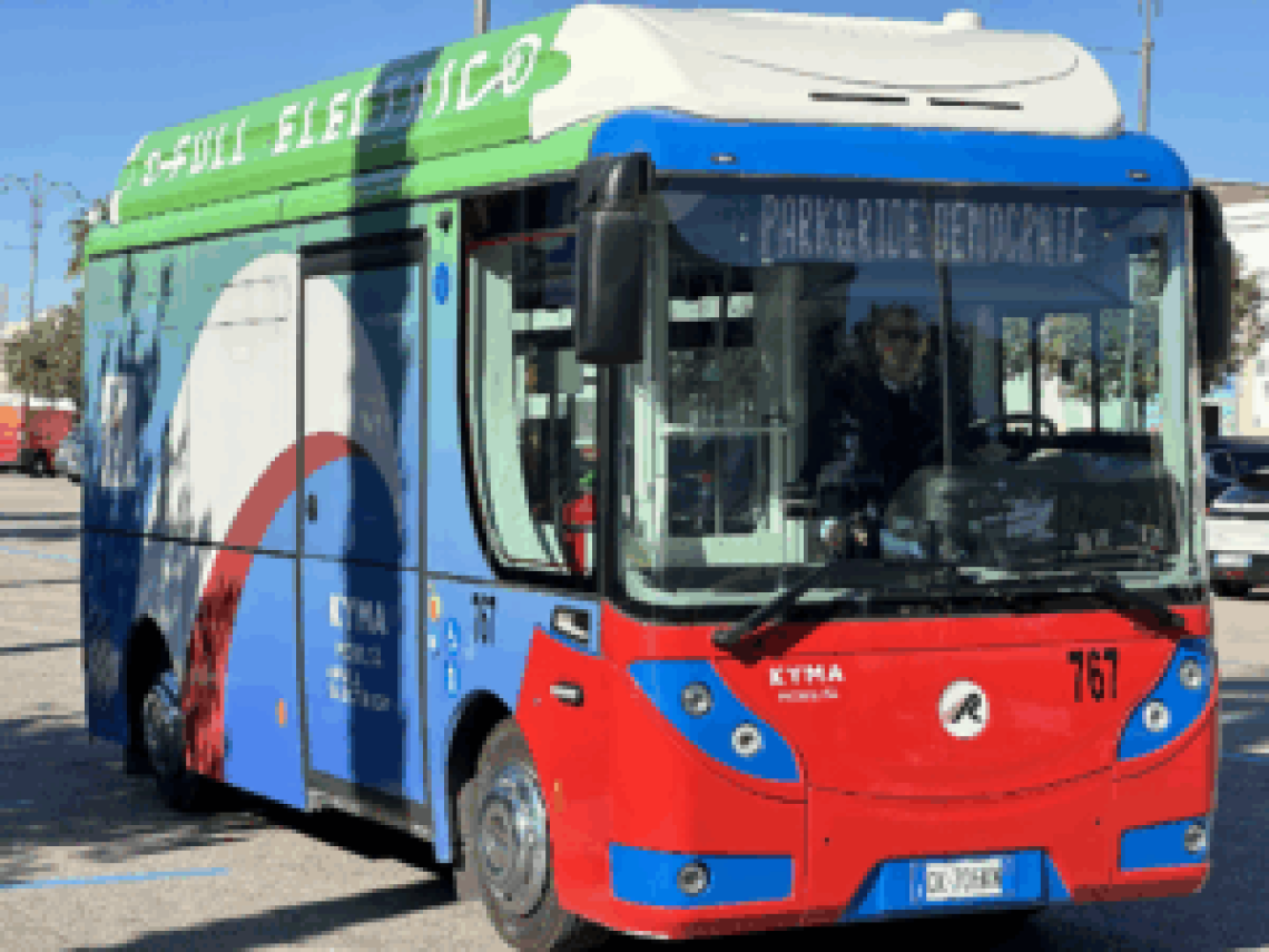 Un bus navetta di Kyma Mobilit&agrave; Taranto