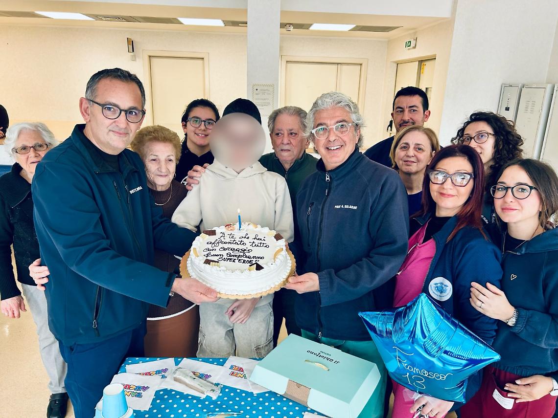 Operato per una scoliosi gravissima, a 13 anni torna a casa per Natale