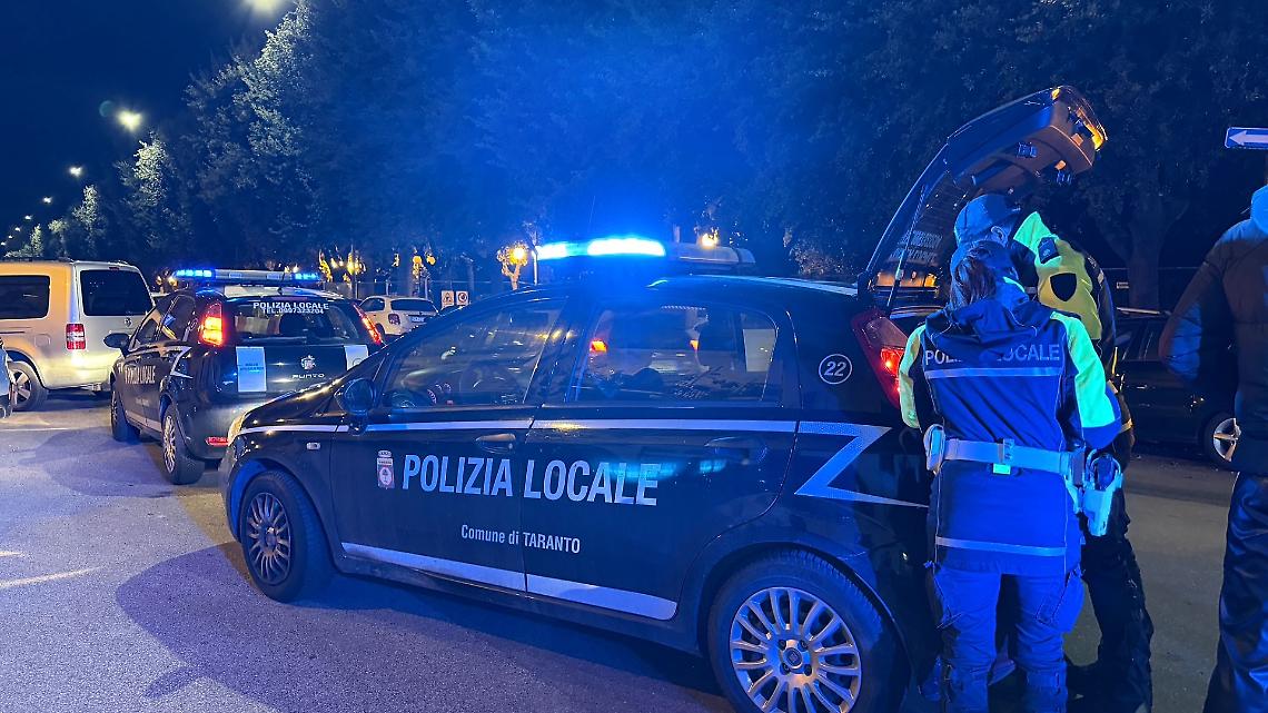 Donna travolta da una moto in centro, il centauro bloccato da un passante - foto di Francesco Manfuso