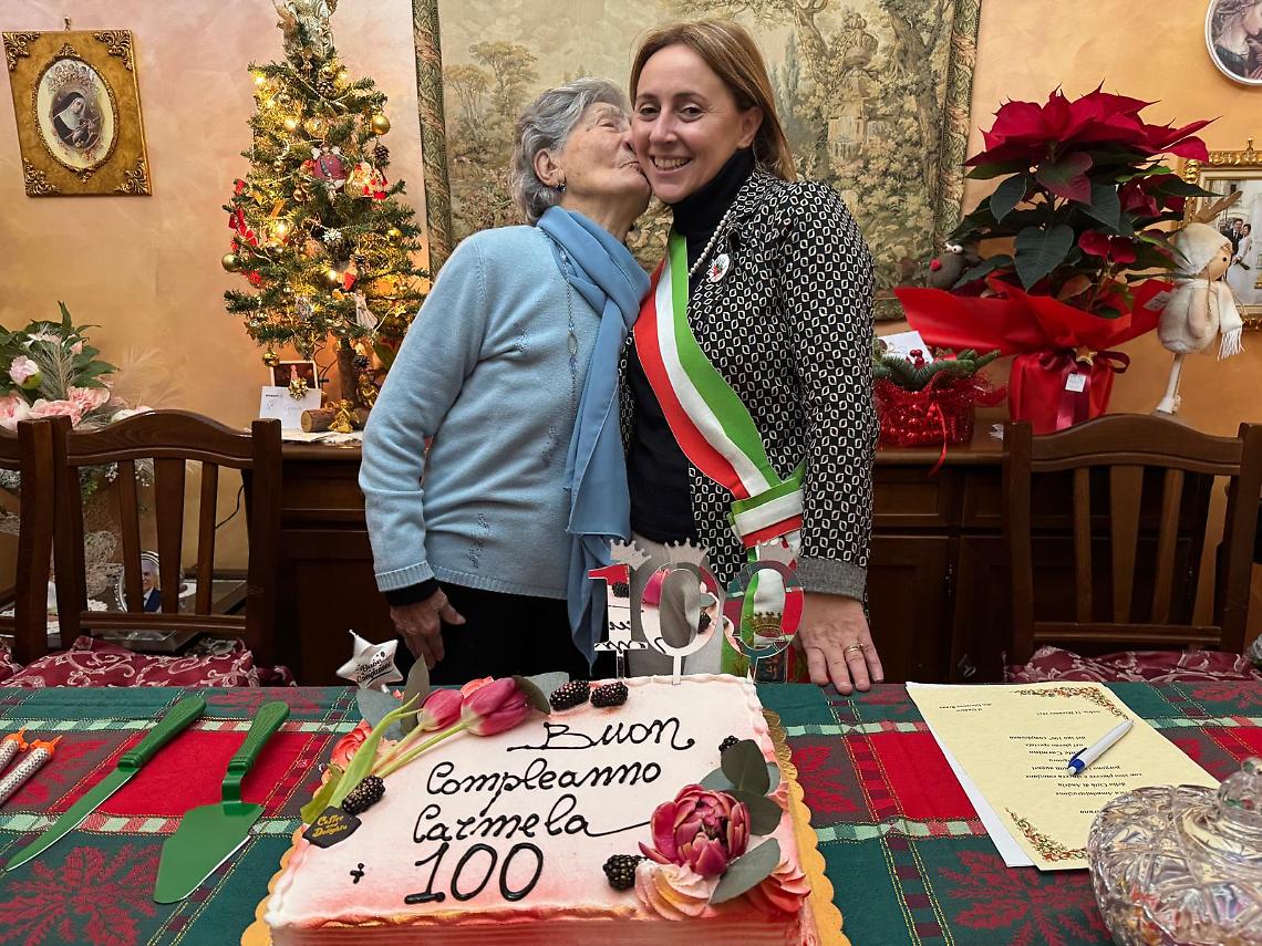Carmela Parente festeggia i 100 anni con il sindaco Giovanna Bruno