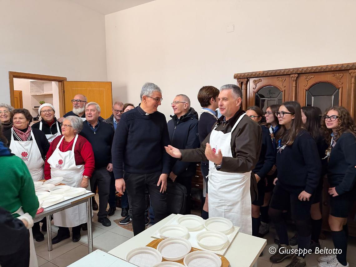 Il Pranzo solidale di Natale a Trinitapoli - foto di Giuseppe Beltotto