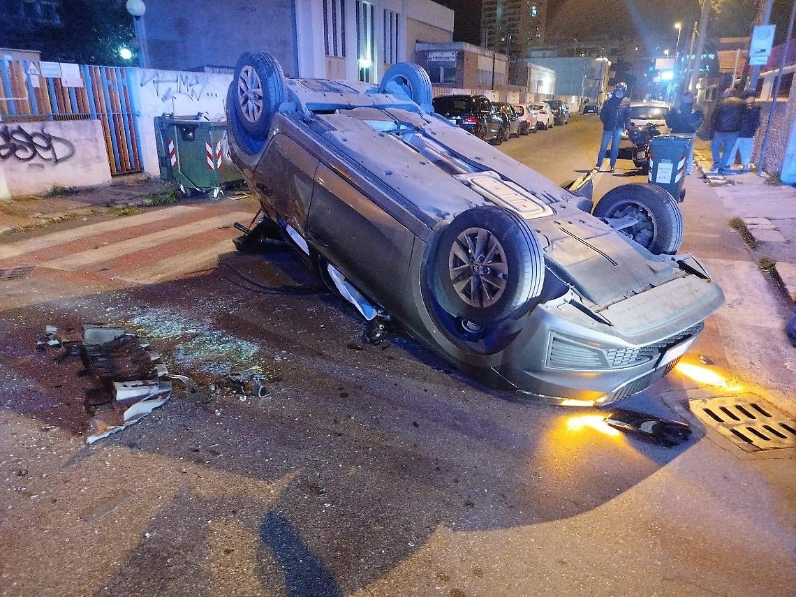 Auto si ribalta a un incrocio, ferita una donna incinta - foto di Francesco Manfuso