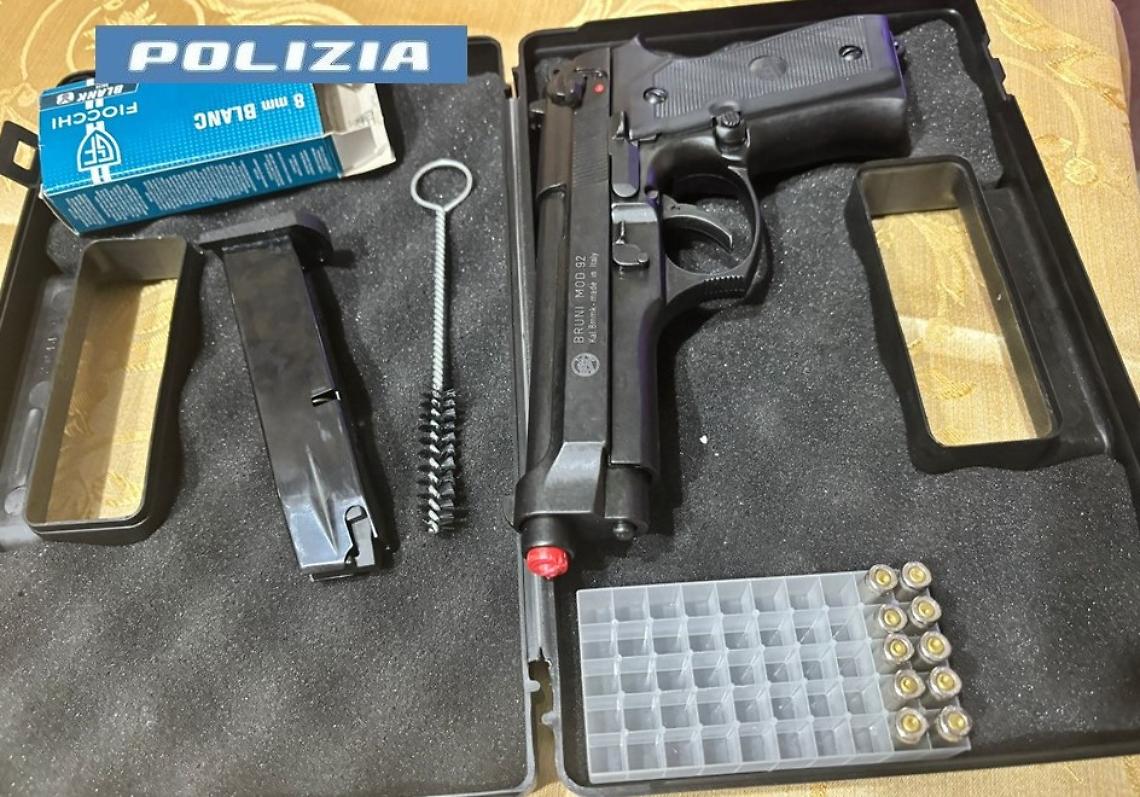 La pistola utilizzata per sparare dal balcone