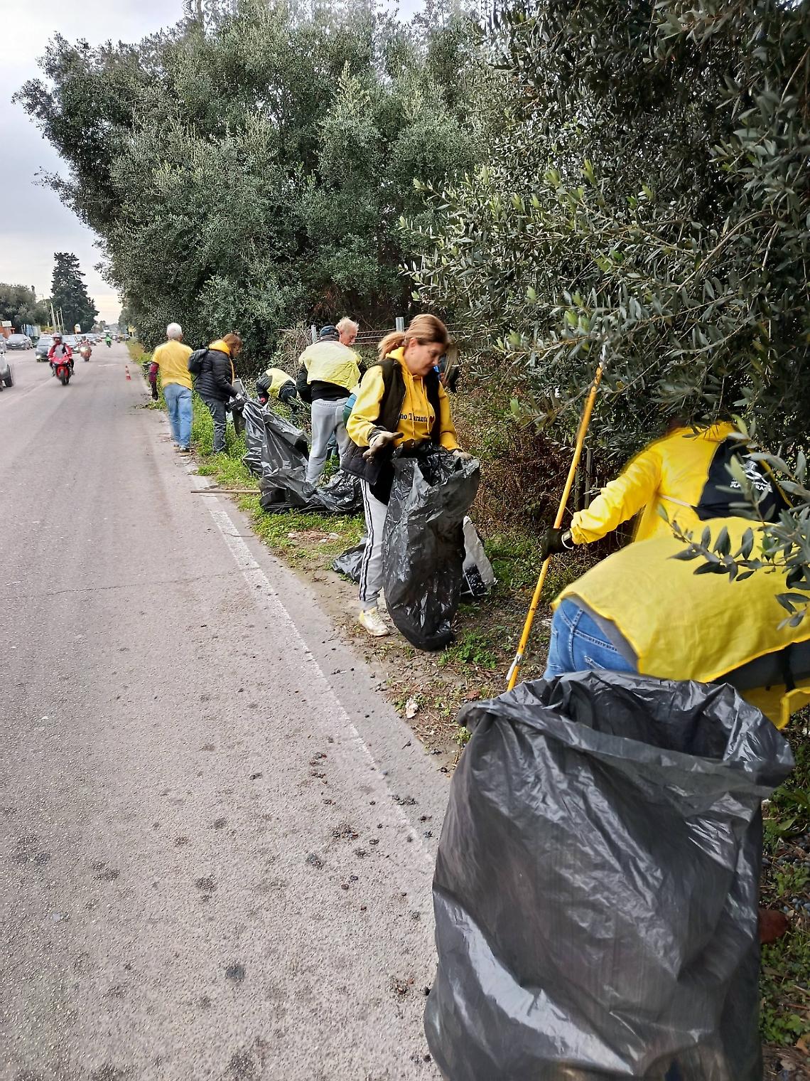 Giornata ecologica in viale Unit&agrave; d&rsquo;Italia, rimossi oltre 200 chili di rifiuti