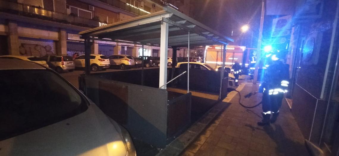 Incendio nella notte dell&rsquo;Epifania, danneggiato un bar in via Umbria - foto di Francesco Manfuso