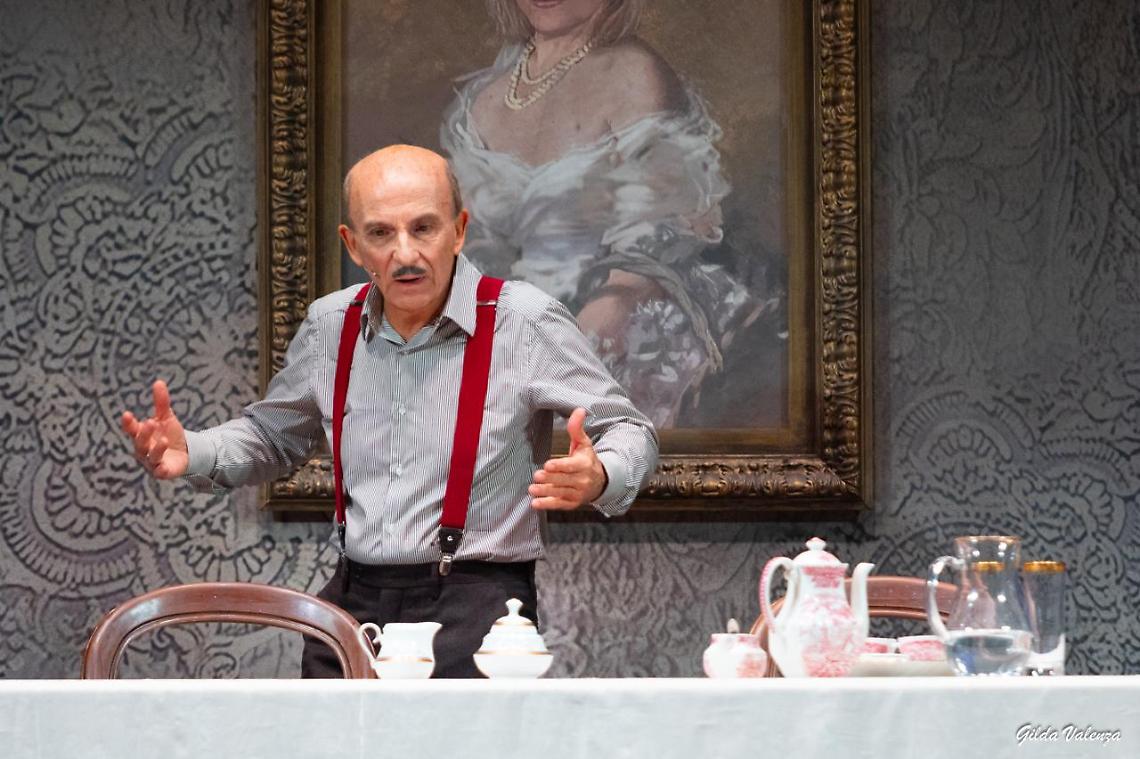 Carlo Buccirosso in una foto di scena