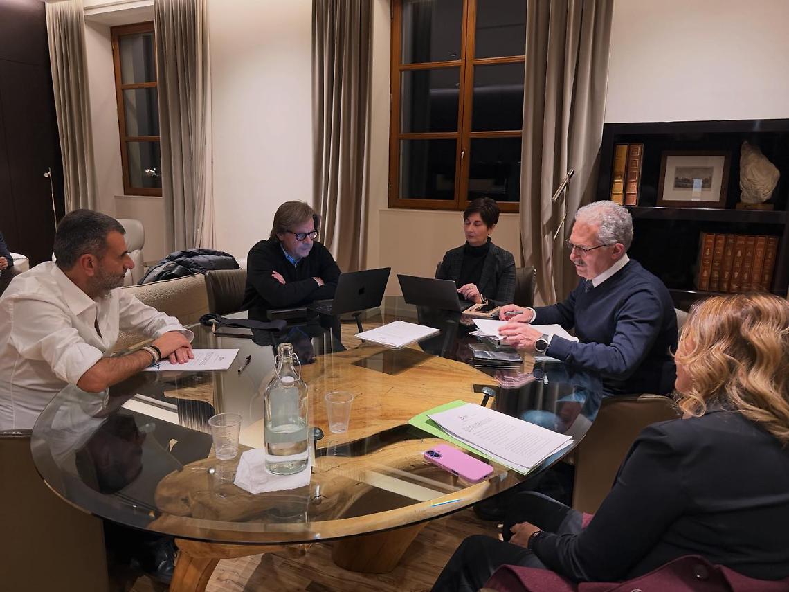 Antonio Decaro con i suoi pi&ugrave; stretti collaboratori per affrontare il problema delle liste d'attesa