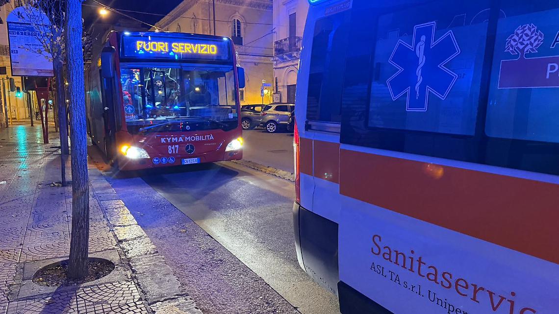 Autista ferma il bus e salva un anziano - foto di Francesco Manfuso