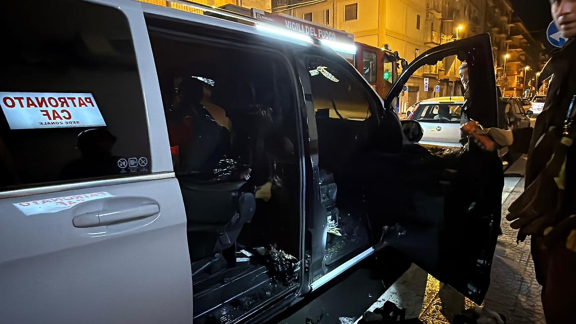 Auto in fiamme nella notte in via Emilia - foto di Francesco Manfuso