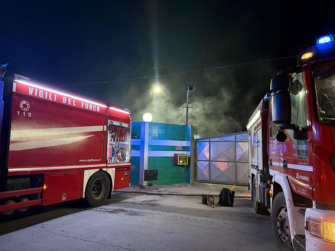 Incendio nella notte alla Ecosud - foto di Francesco Manfuso