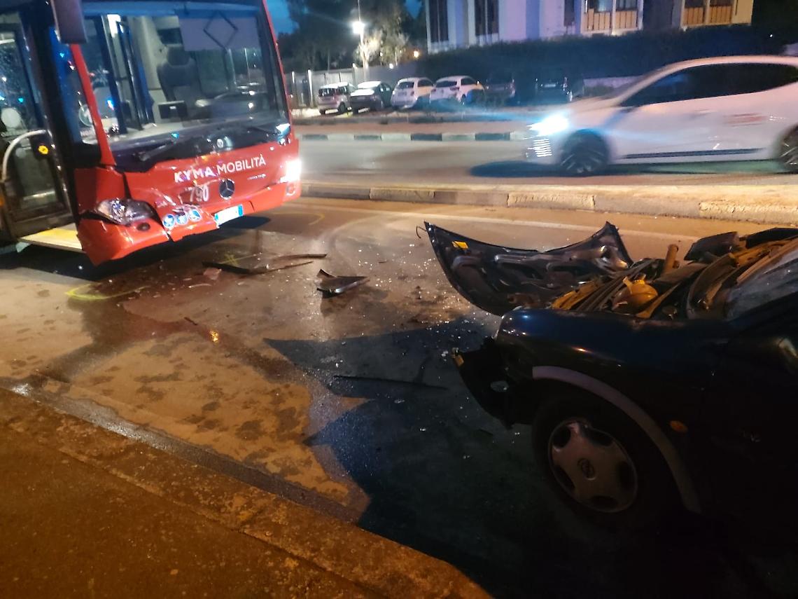 Auto contro autobus in via Dionisio - foto di Francesco Manfuso