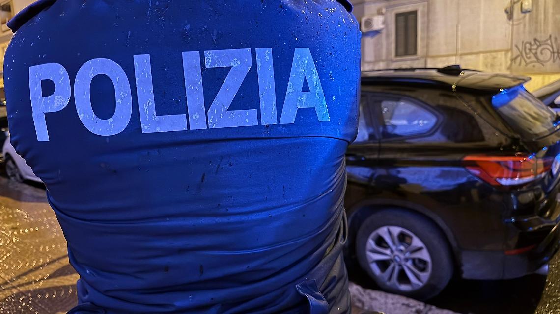 Rompono il finestrino di un'auto per nascondere la refurtiva - foto di Francesco Manfuso