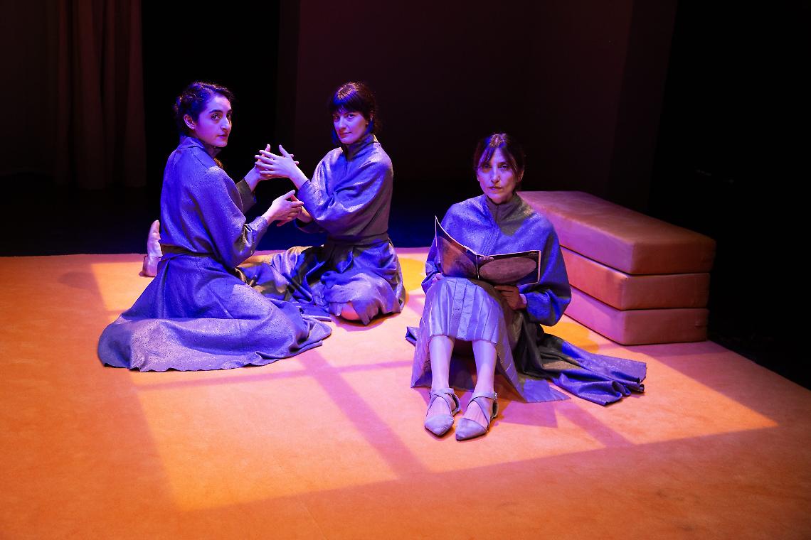 "TRE SORELLE (foto: Eleonora Mattozzi e Maria Giovanna Sodero)