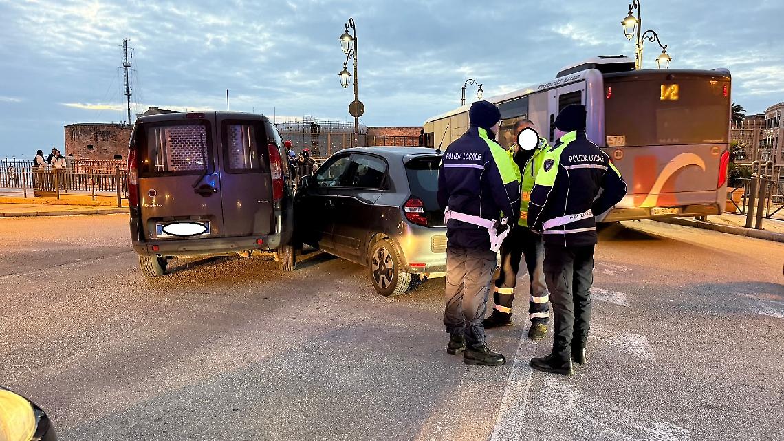 Incidente sul Ponte Girevole, traffico in tilt - foto di Francesco Manfuso