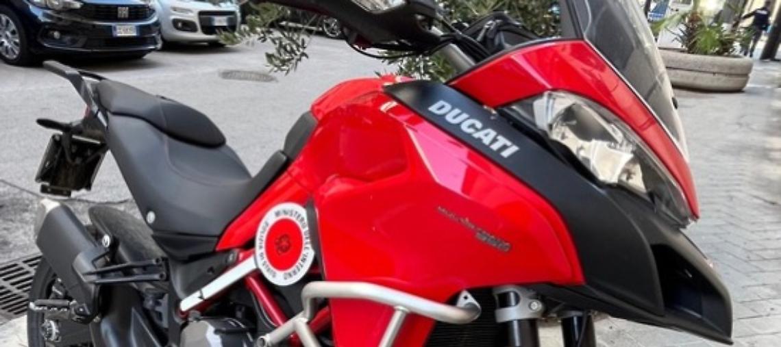 Una moto della Polizia di Stato di Bari