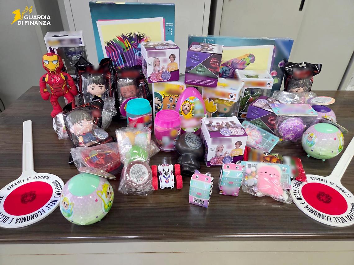 I giocattoli pericolosi sequestrati dalla Finanza a San Vito dei Normanni