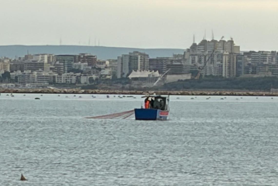 Pesca illegale a San Vito, fermato barchino a ridosso della costa