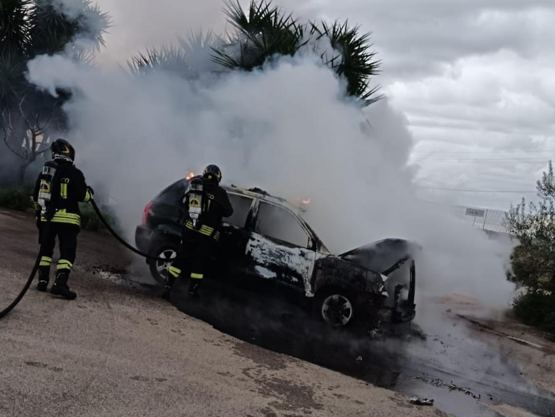 Auto prende fuoco al distributore, intervento immediato dei soccorsi - foto di Francesco Manfuso