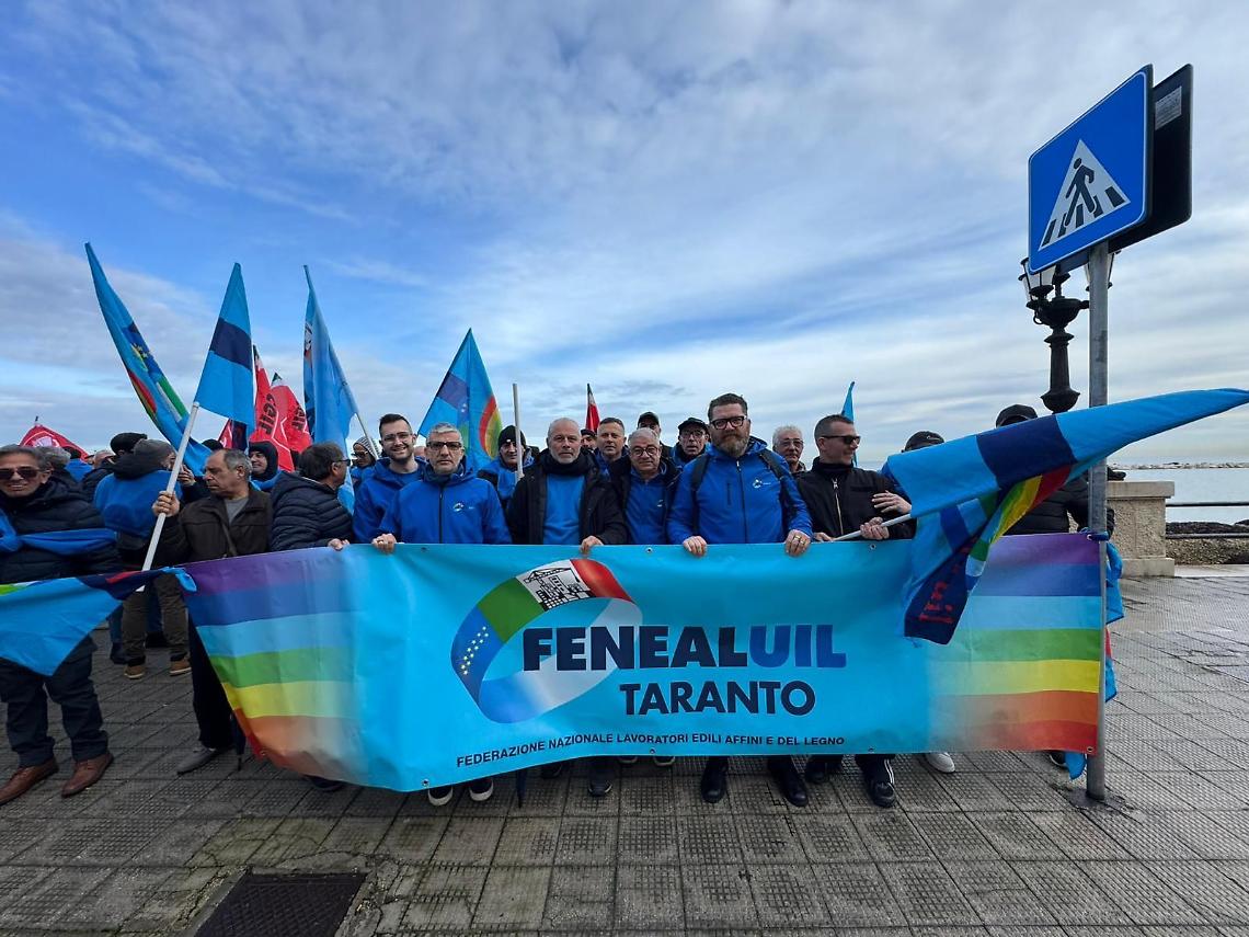 La protesta davanti alla sede della Regione Puglia a Bari