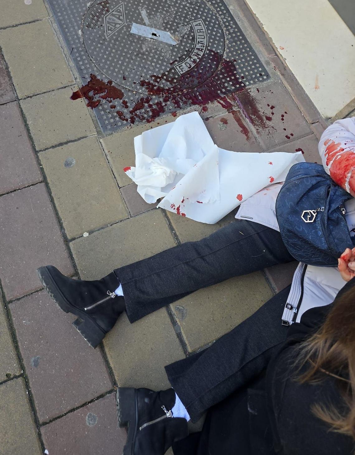 Cade sul marciapiede dissestato, 85enne soccorsa dal 118 - foto di Francesco Manfuso