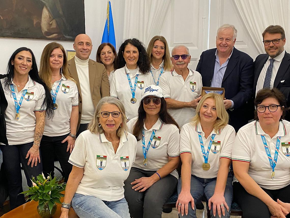 Canottaggio, la squadra femminile LNI Taranto premiata in Comune