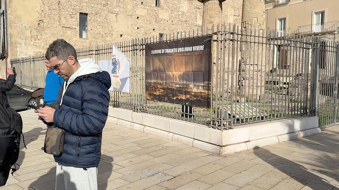 Ex Ilva, nuovo sit-in in piazza Castello: &ldquo;Gi&ugrave; le mani da Taranto&rdquo; - foto di Francesco Manfuso