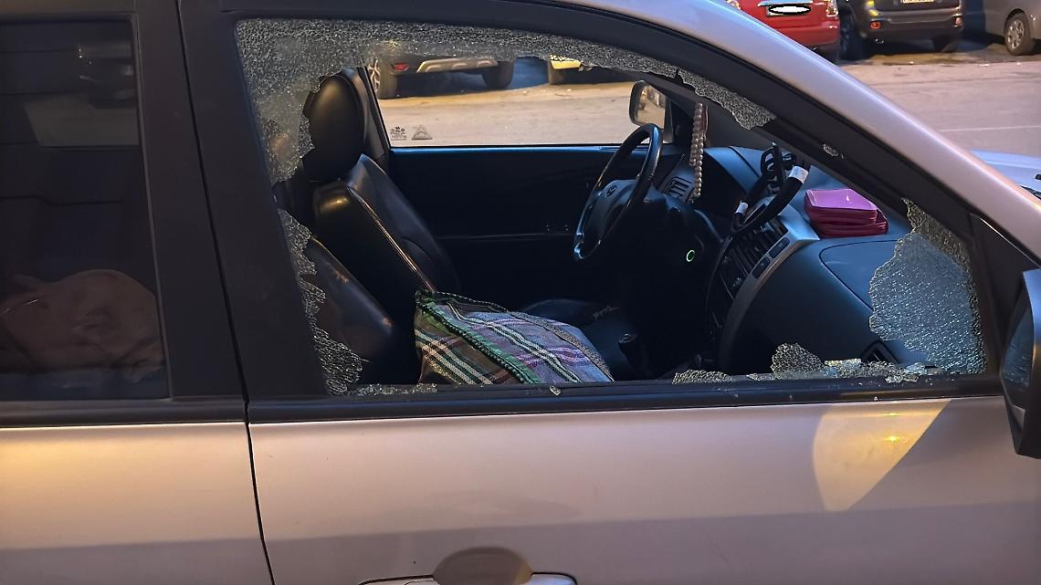 Raid notturni sulle auto in sosta, ancora finestrini rotti - foto di Francesco Manfuso