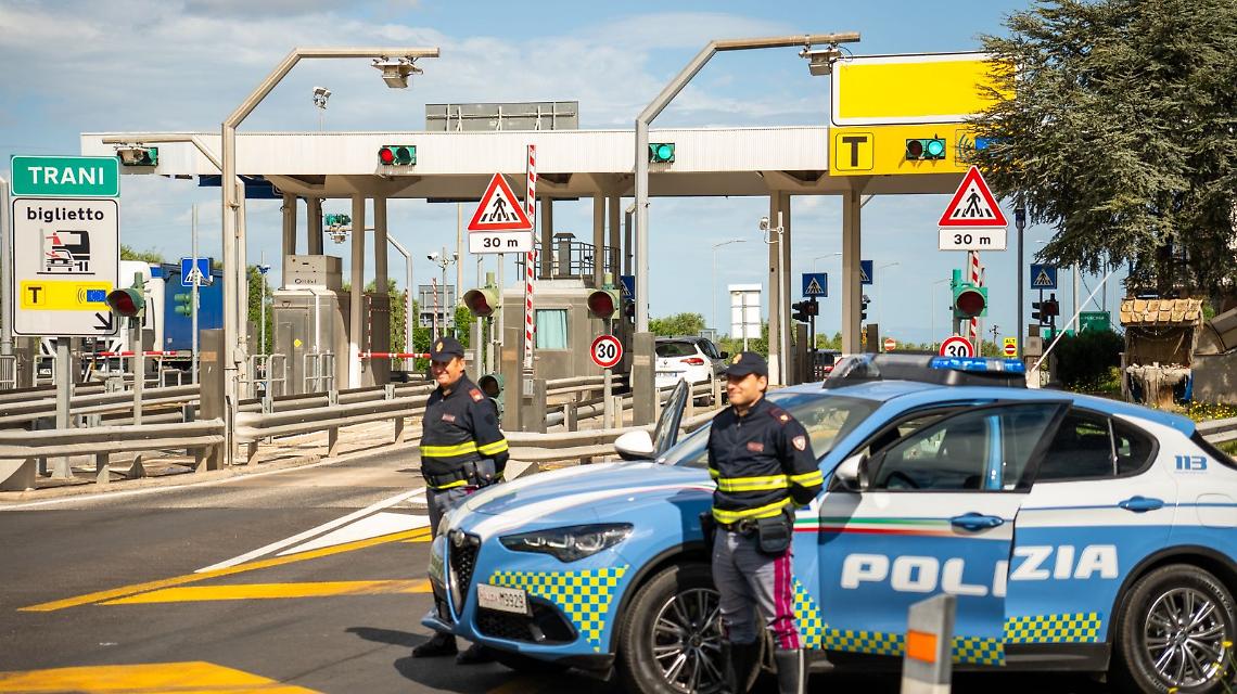La Polizia davanti al casello autostradale di Andria