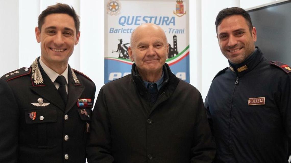 Al centro l'anziano scomparso nelle campagne di Andria