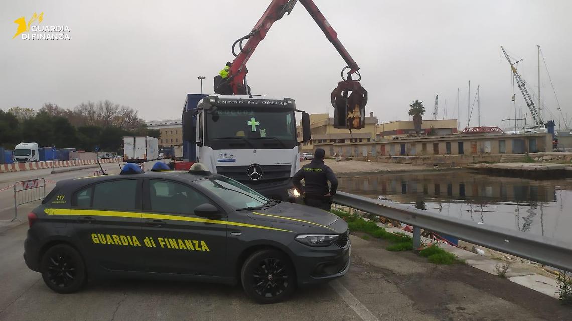 L'intervento della Guardia di Finanza nel porto di Bari