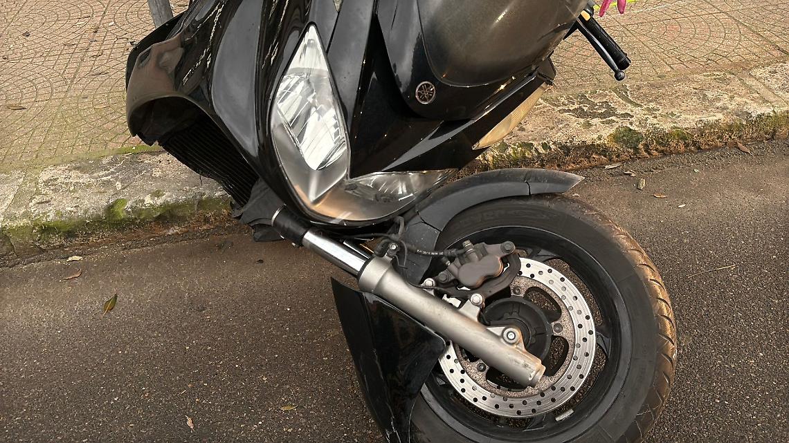 Perde il controllo della moto e finisce sul marciapiede, salvato dal casco - foto di Francesco Manfuso