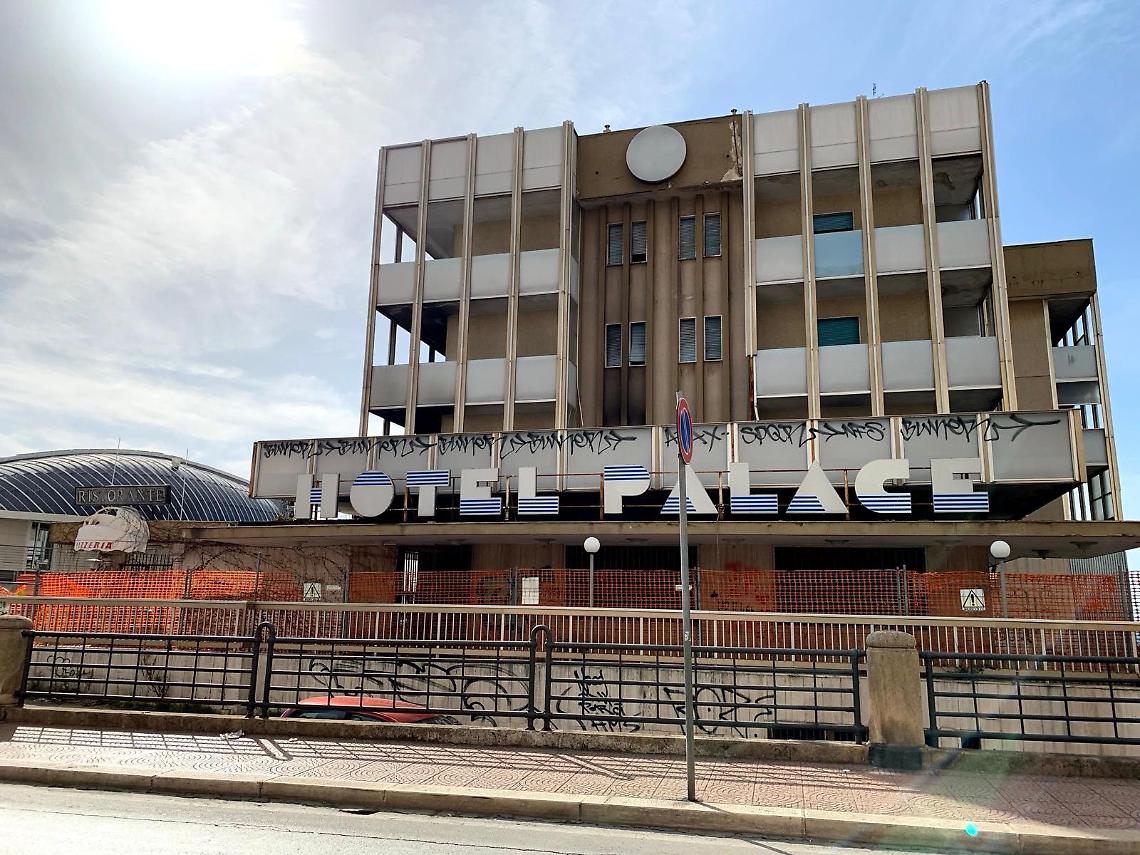 L'ex Hotel Palace - foto Francesco Manfuso 