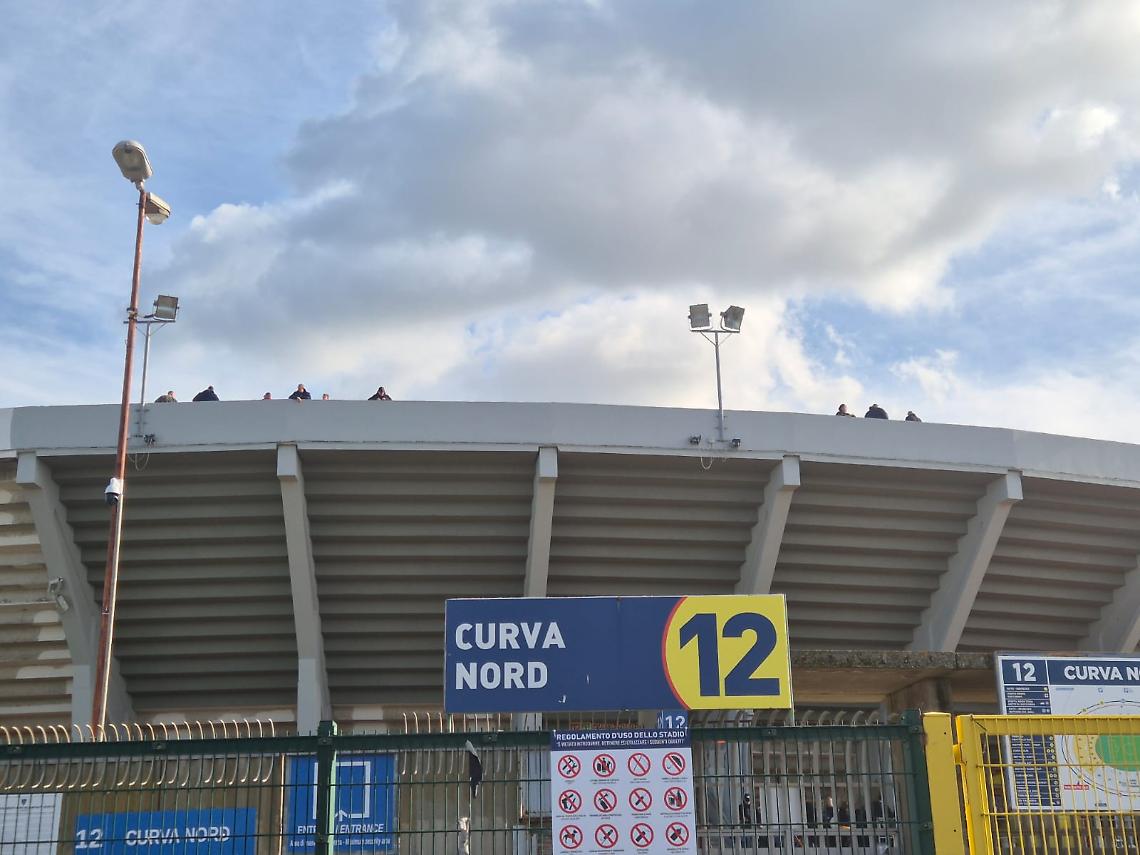 L'esterno dello stadio di Via del Mare a Lecce