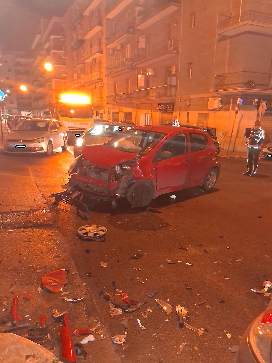 Scontro all&rsquo;alba tra due auto, tre feriti - foto di Francesco Manfuso