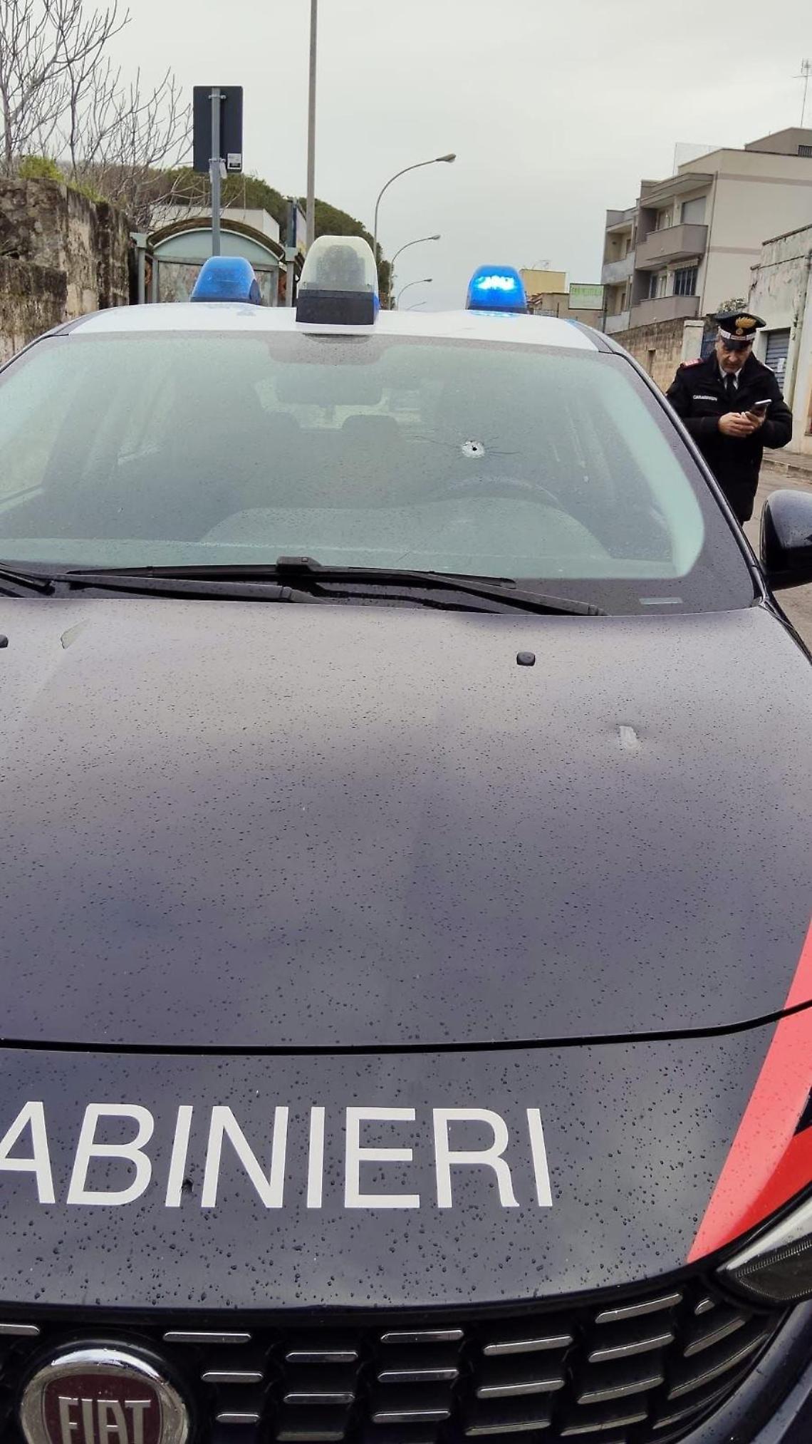 L'auto dei carabinieri trafitta dai colpi esplosi dai malviventi