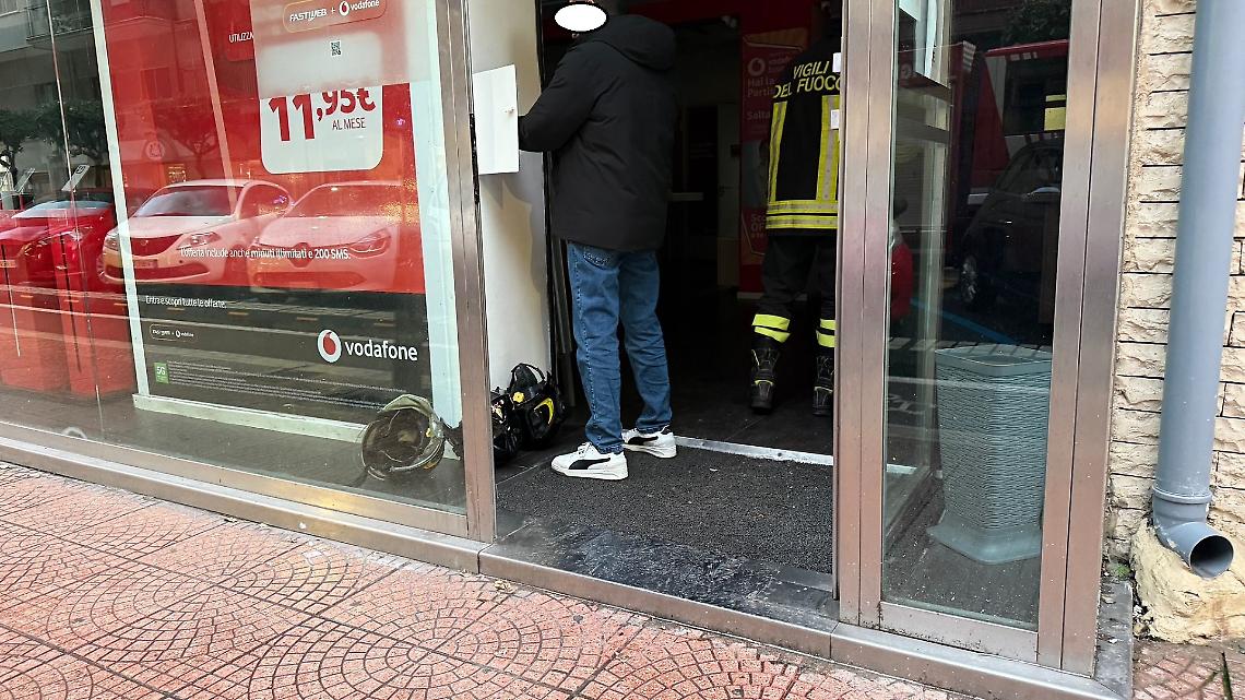 Fumo in via Liguria nel negozio di telefonia - foto di Francesco Manfuso