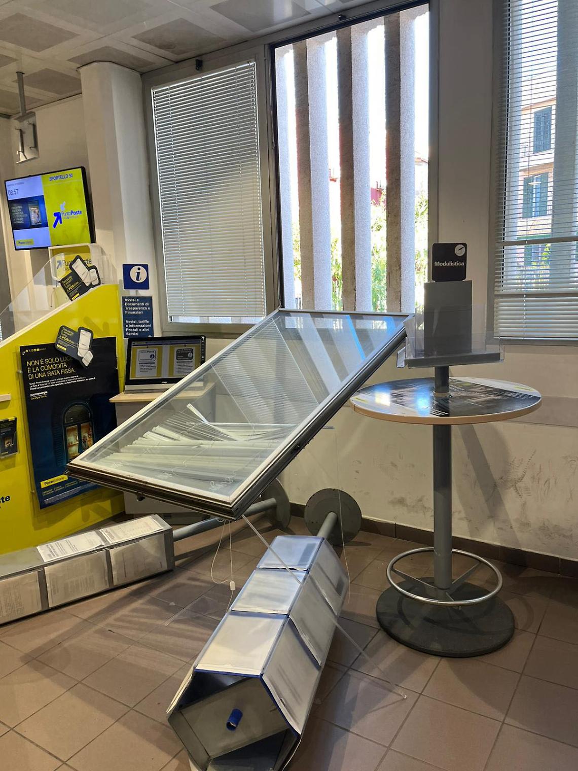 Finestra blindata cede alle Poste: sfiorata una dipendente