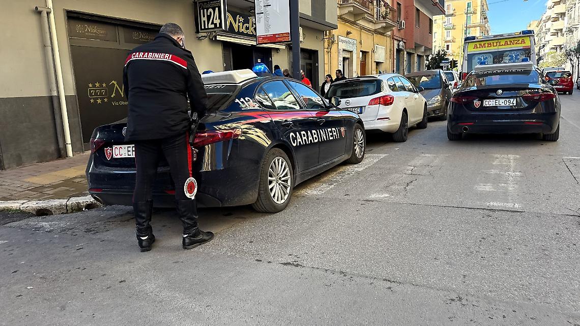 L'intervento dei carabinieri - foto di Francesco Manfuso