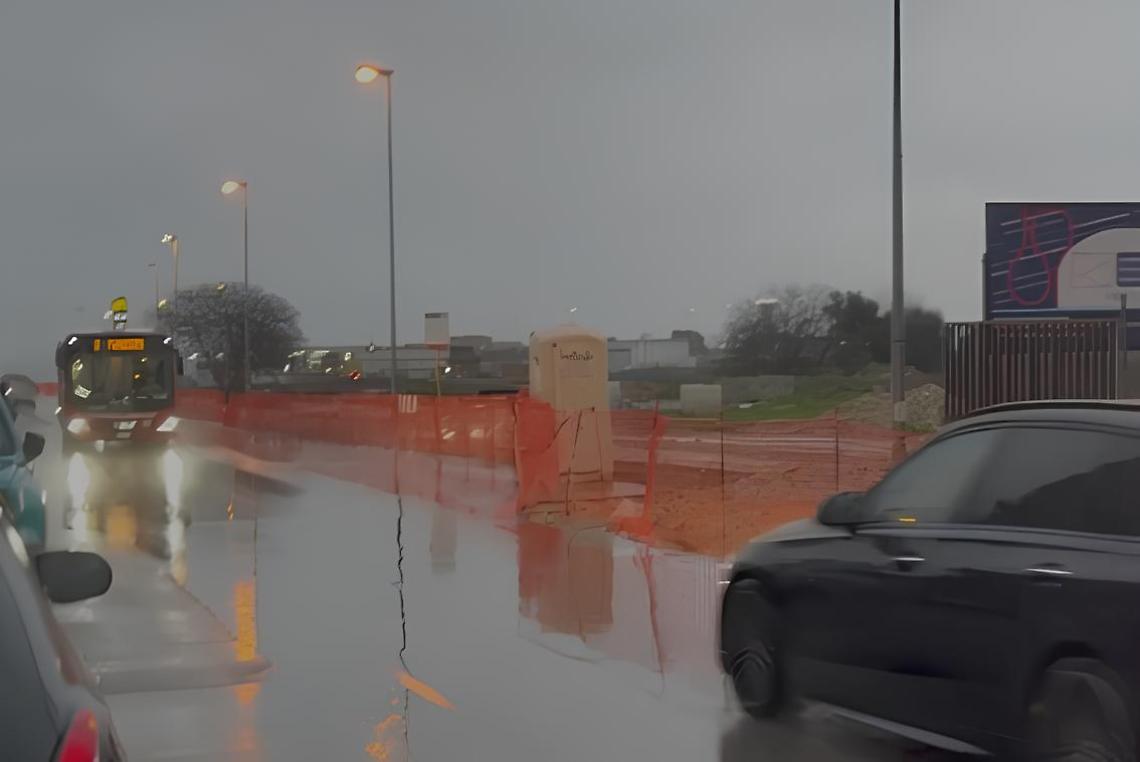 Via Consiglio, traffico al limite: sfiorati incidenti tra cantieri e bus