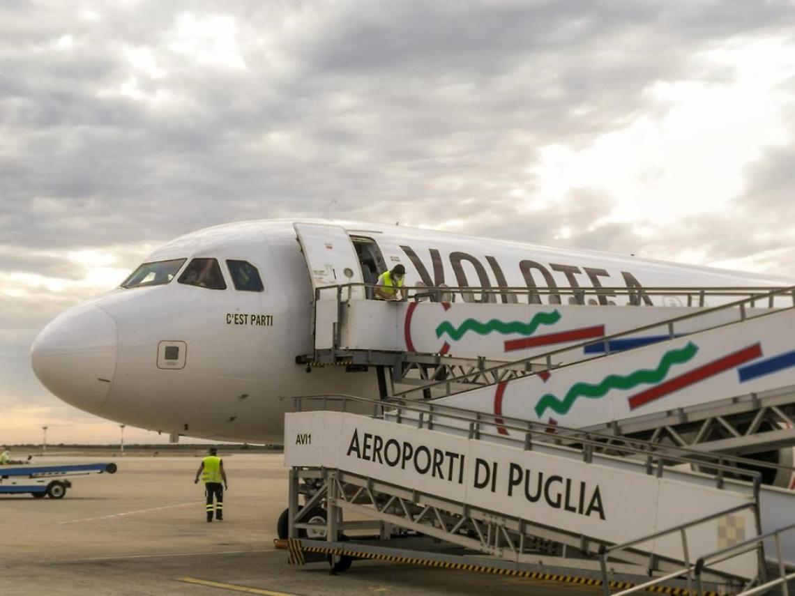 Un aereo della compagnia Volotea a Bari