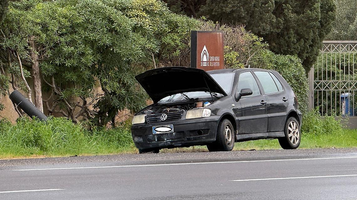 Auto in fiamme sulla Statale 106, decisivo l'intervento dei Metronotte - foto di Francesco Manfuso