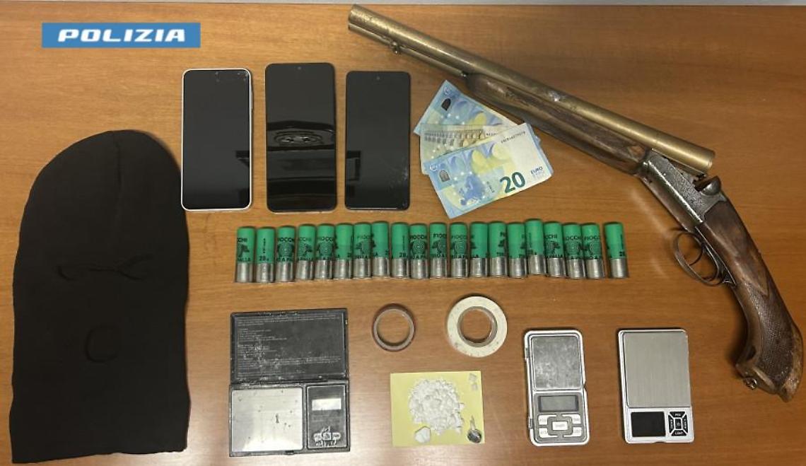 In casa nascondevano droga e fucile rubato